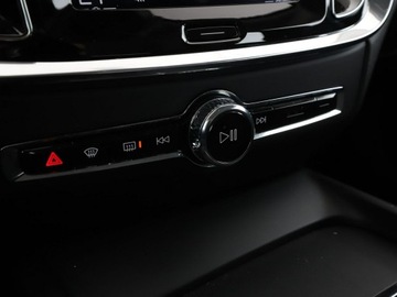 Volvo V60 I Kombi Facelifting 2.0 D4 DRIVE-E 190KM 2018 Volvo V60 2.0 D4 Automat Momentum Nawigacja, zdjęcie 28
