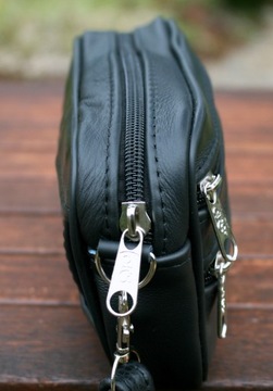 Мужская черная кожаная сумка, два отделения, маленькая, польского производства.