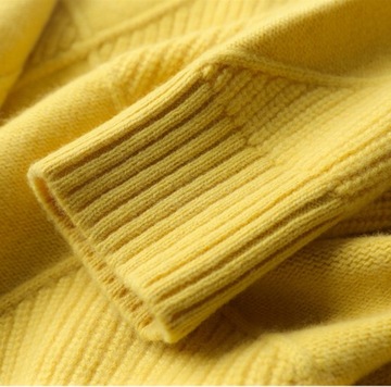 100%czystej wełny luźno dopasowany sweter z golfem, M (38)