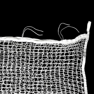 Белая сетка для сена для медленно питающихся лошадей.