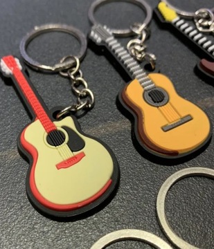 БРЕЛОК ДЛЯ КЛЮЧЕЙ КЛАССИЧЕСКАЯ ГИТАРА резиновый брелок для ключей