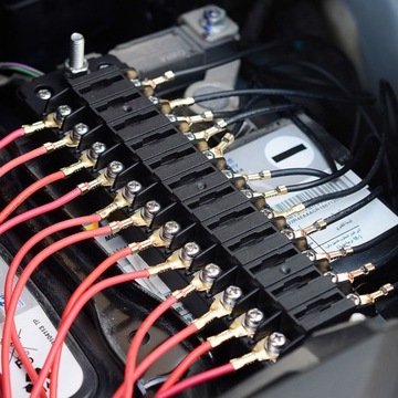 БЛОК ПРЕДОХРАНИТЕЛЕЙ UNIVALX12 КОМПЛЕКТ КОРПУСА РОЗЕТКИ