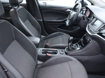 Opel Astra J GTC 1.6 CDTI Ecotec 136KM 2017 Opel Astra 1.6 CDTI, Salon Polska, Skóra, Klima, zdjęcie 8