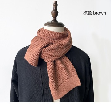 Ciepły szalik z dzianiny w jesienno-zimowym kolorze