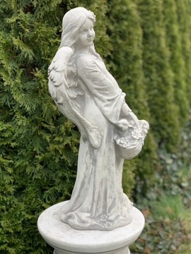 Ангел с корзиной, большая садовая фигура из бетона.