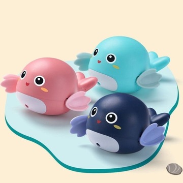 ДЕЛЬФИН ЗАВОДИТСЯ В ВОДУ БАНИ, ПЛАВАЕТ РЫБА