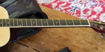 АКУСТИЧЕСКАЯ гитара + трость, ремень, медиаторы, струны, футляр.