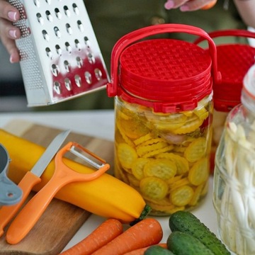 Банка с крышкой объемом 1,5 л для капусты, маринованных огурцов.
