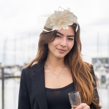 Fascynator do kapeluszy w stylu vintage w beżowe kropki