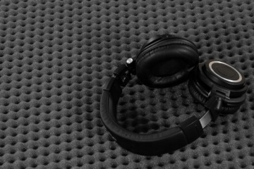 Акустическая пена FALA 8 м², шумопоглощающая стена толщиной 2 см в репетиционной студии