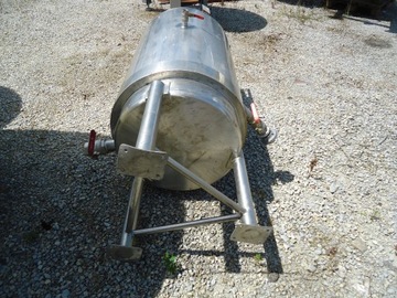 Бак из нержавеющей стали емкостью 300 л, стоячий, с рубашкой обогрева и мешалкой.