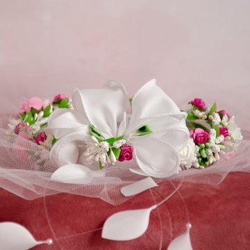 Живой венок для причастия, белые и розовые розы.