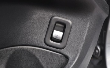 Mercedes Klasa C W205 Limuzyna 180 156KM 2017 Mercedes-Benz Klasa C 180 CGI Avangarde Automat Benzyna 1.6 Benzyna 156KM, zdjęcie 19