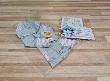 Ubranko dla lalki - Płaszczyk z kapturem dla lalki Róże na szarym