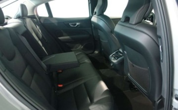 Volvo S60 III Sedan Facelifting 2.0 B5 250KM 2023 Volvo S60 Volvo S60 B5 B AWD Ultimate Dark 2.0 Benzyna 250KM, zdjęcie 14