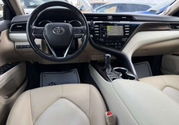 Toyota Camry IX Sedan 2.5 Hybrid Dynamic Force 218KM 2020 Toyota Camry salon Polska, Head-Up, FV-VAT 23, 1 rej 21r. 2.5 Hybryda, zdjęcie 1