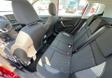 Peugeot 2008 I SUV Facelifting 1.2 PureTech 110KM 2018 Peugeot 2008 Automat Panorama Nawigacja 1.2 Benzyna 110KM, zdjęcie 17