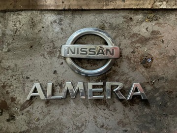 NISSAN ALMERA N16 ZNAKY ZNAK ZADNÍ KPL STAV CHRÓM EU