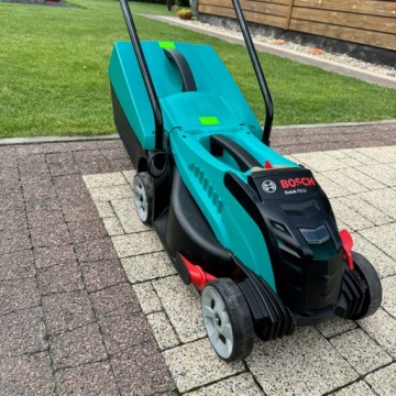 Аккумуляторная газонокосилка Bosch Rotak 32Li с корзиной — 2879