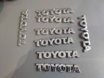 Emblemat napis TOYOTA znaczek błotnika klapy
