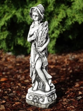 Бетонная садовая фигура женщины с початками кукурузы.