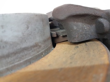 ZACISK HAMULCOWY LEWY PRAWY TYŁ TYLNY VW TOURAN I