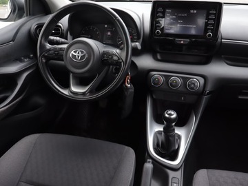 Toyota Yaris IV Hatchback 1.0 VVT-i 72KM 2021 Toyota Yaris 1.0 VVT-i, Salon Polska, zdjęcie 6