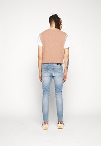 Jeansy slim taper Calvin Klein Jeans 32/34