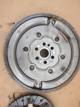 КОМПЛЕКТ ДВУМАССОВОГО КОЛЕСА RENAULT CLUTCH 1.2TCE