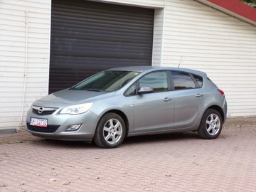 Opel Astra J Hatchback 5d 1.6 Twinport ECOTEC 115KM 2010 Opel Astra KLIMATYZACJA, zdjęcie 13