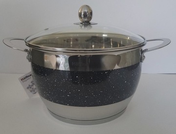 Набор из 12 черных кастрюль для индукции.