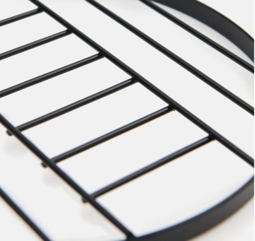 Черная металлическая подставка для кастрюль.