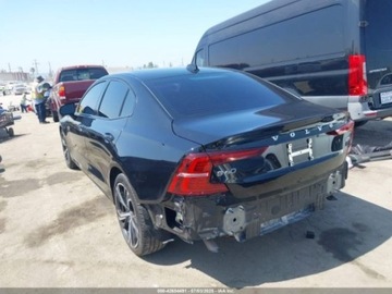 Volvo S60 III 2024 Volvo S60 B5 PLUS DARK THEME 2024, od ubezpieczalni 2.0 Benzyna 247KM, zdjęcie 3