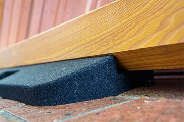 ПРОТИВОСКОЛЬЗЯЩАЯ ПОДКЛАДКА ДЛЯ ЛЕСТНИЦЫ