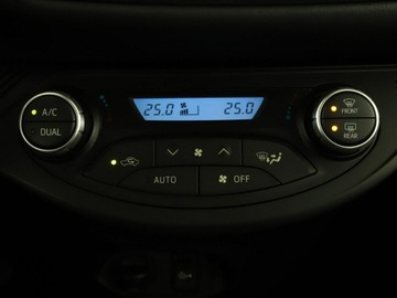 Toyota Yaris III Hatchback 5d Facelifting 2017 1.5 Hybrid 100KM 2018 Toyota Yaris hybryda automat kamera klima-auto., zdjęcie 26