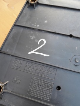 Корпус аккумуляторной батареи БМВ Е36 под капотом закрыт крышкой.