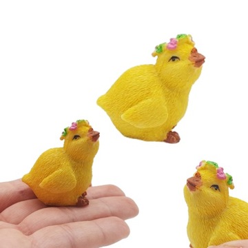 KURCZACZEK WIELKANOCNY W WIANKU FIGURKA OZDOBNA 4cm