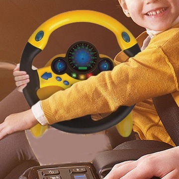 Дети играют с игрушечным рулем.