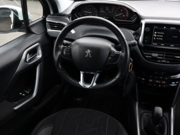 Peugeot 2008 I SUV Facelifting 1.2 PureTech 82KM 2018 Peugeot 2008 1.2 PureTech, Salon Polska, Navi, zdjęcie 6