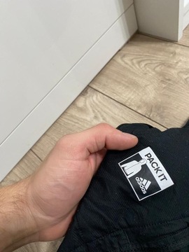 КУРТКА ВЕТРОВКА ДЛЯ БЕГА ADIDAS PRIMEBLUE ЧЕРНАЯ СО СВЕТООБРАЗНЫМ ОБРАЗОМ XS