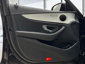 Mercedes Klasa E W213 Limuzyna Facelifting 2.0 E220d 194KM 2021 Mercedes-Benz E 220 4-Matic AMG/Avantgarde / 1 wła, zdjęcie 10