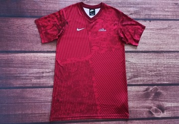 Nike NSW LIONESSES PREMIUM DRESS RED Sukienka sportowa duże LOGO S