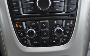 Opel Astra J Sports Tourer 1.4 Turbo ECOTEC 140KM 2012 Opel Astra 1.4 150 JAHRE Benzyna Tempomat Cz. parkowania Klimatyzacja 1.4, zdjęcie 27