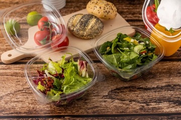 Pojemnik opakowanie na sałatkę plastikowe z pokrywką 500 ml 50szt