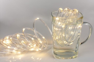 ДЛИННАЯ ВНЕШНЯЯ ВОДОНЕПРОНИЦАЕМАЯ СВЕТОДИОДНАЯ СТРОЧКА ТЕПЛОГО СВЕТА ШЛАНГ 5м