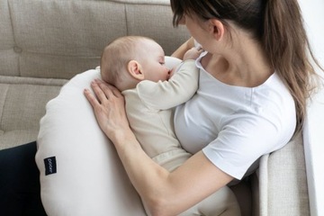 Подушка для кормления Poofi Organic Latte с круассанами