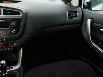 Kia Ceed I Hatchback 5d Facelifting 1.6 CRDi VGT 128KM 2012 Kia Ceed 1.6 CRDi, Klima, Klimatronic, Tempomat, zdjęcie 7