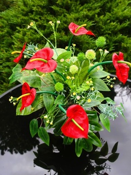 ПЛАТЬЕ на могилу, цветы, букет антуриумов, красивая композиция на кладбище.