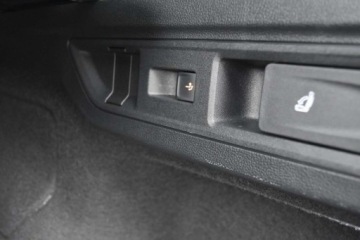 Volkswagen Passat B8 Variant Facelifting 2.0 TDI SCR 150KM 2025 Volkswagen Passat Variant 2.0TDI DSG 150KM Elegance HAK IQ.Drive SportoweZ, zdjęcie 33