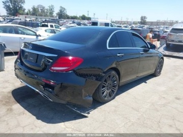 Mercedes Klasa E W213 2019 Mercedes-Benz Klasa E 2019 Mercedes-Benz E-Class E 300 RWD Sedan 2.0 241KM, zdjęcie 5